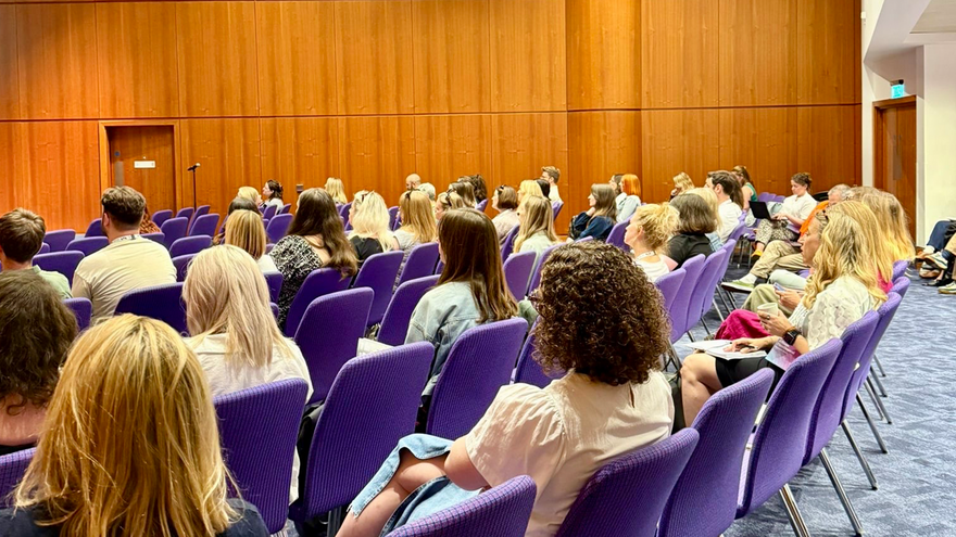 The crowd watching a session.